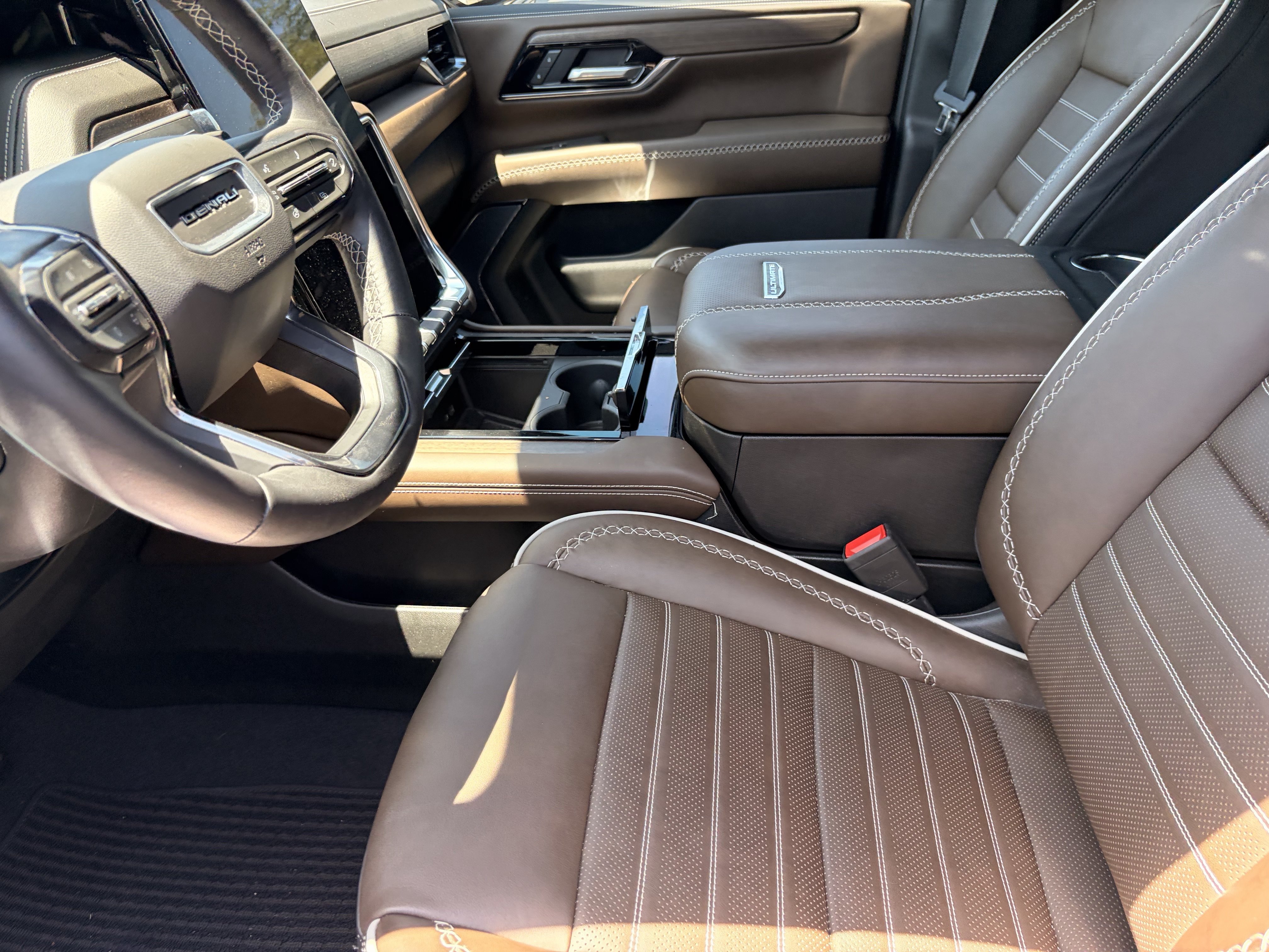 Used 2025 White Frost Tricoat GMC Denali Ultimate image 9
