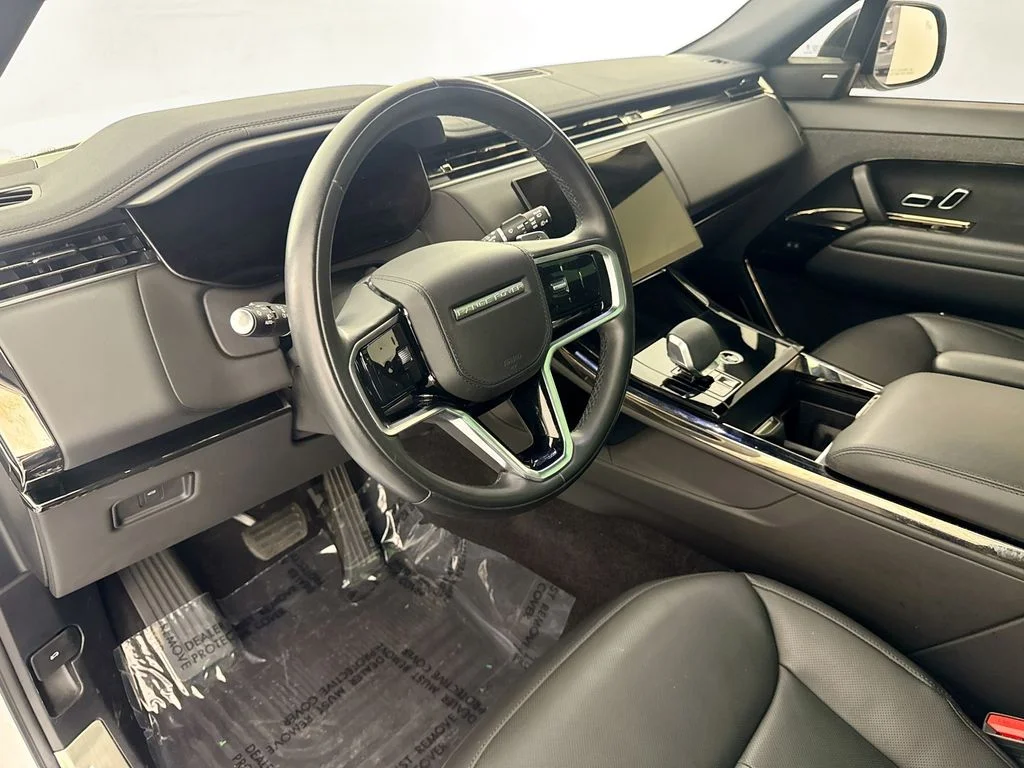 Used 2025 White Land Rover SE image 9