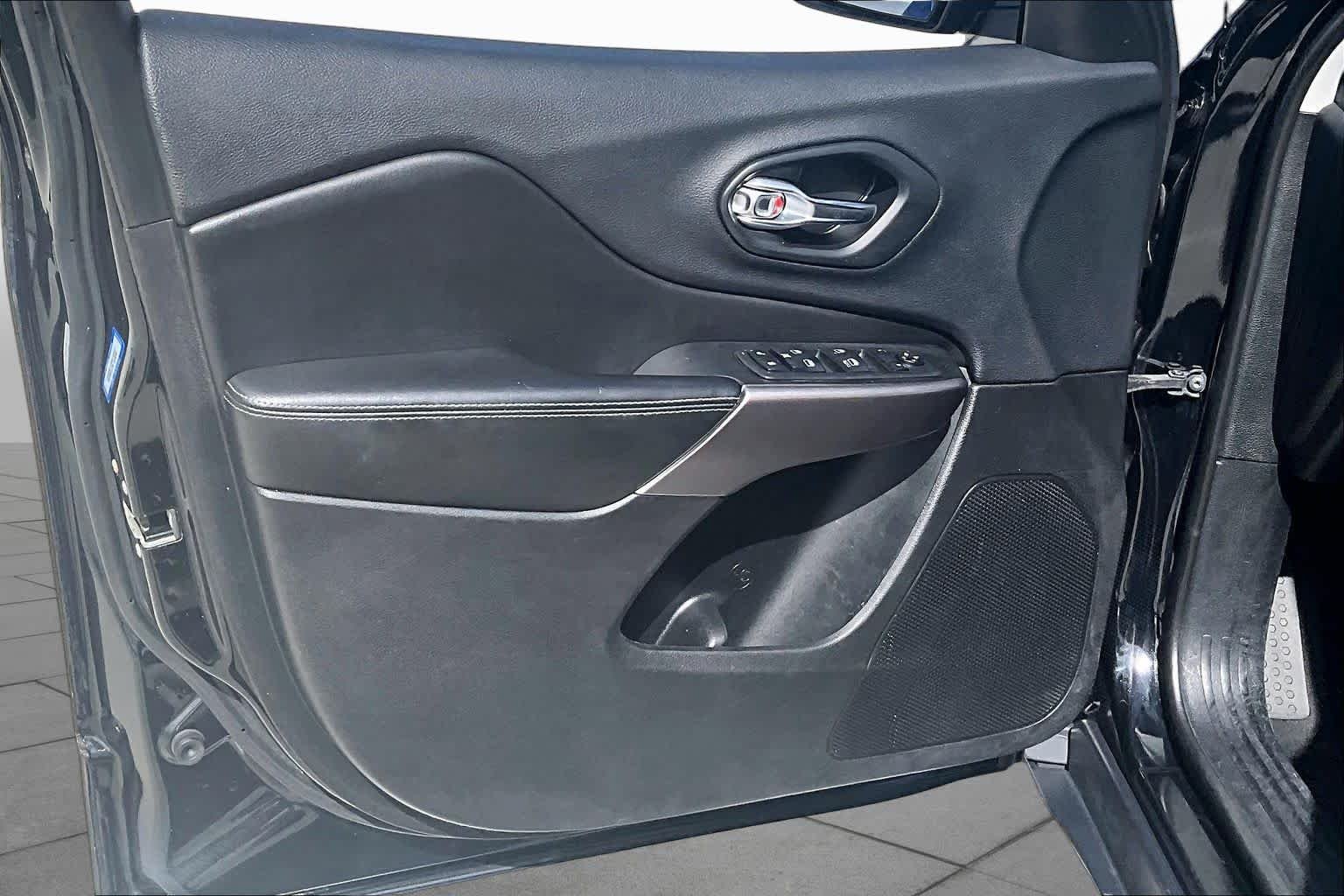 Used 2019 Diamond Black Crystal Pearlcoat Jeep Latitude Plus image 24