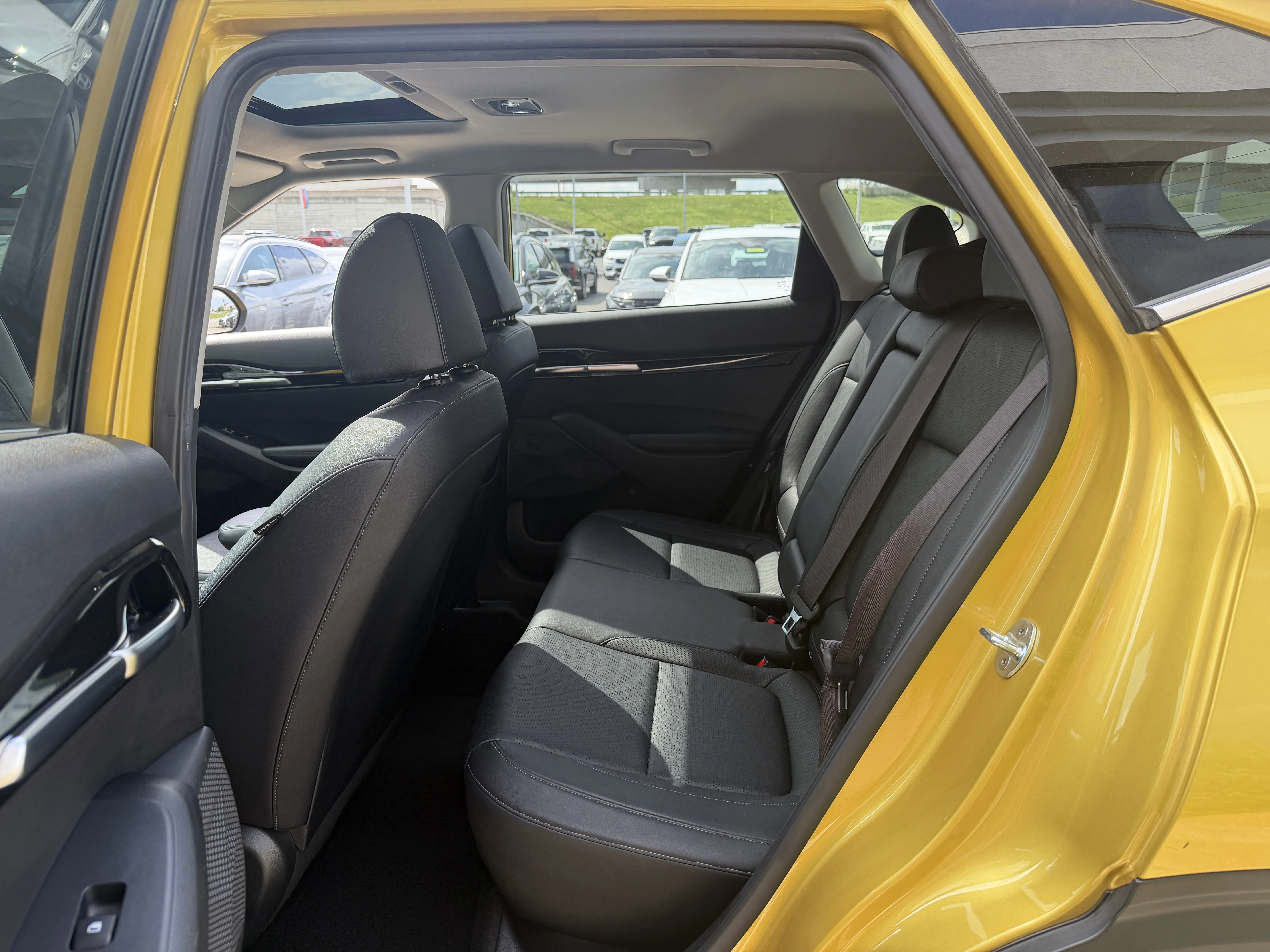 Used 2021 Starbright Yellow Kia SX image 26