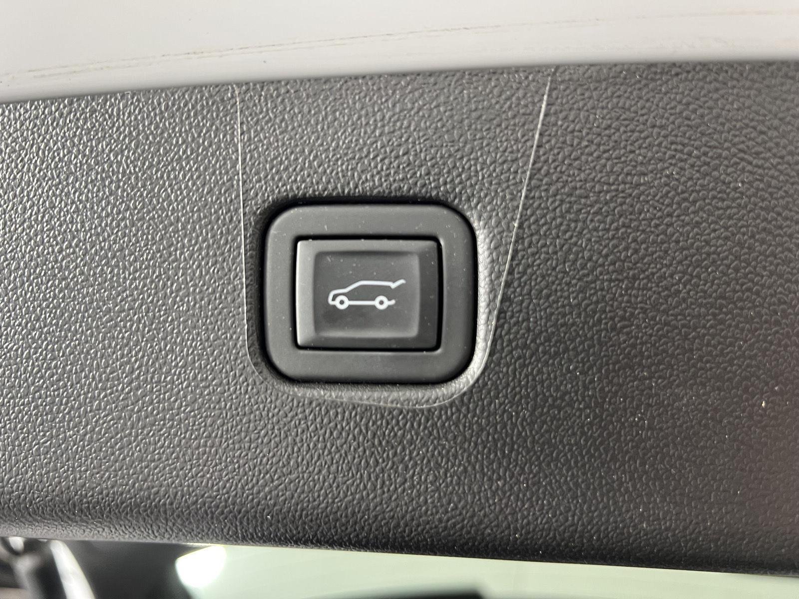 Used 2025 Summit White Chevrolet LT image 21