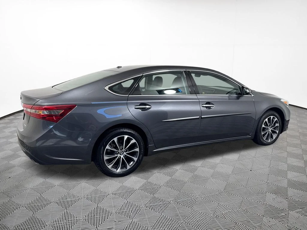 Used 2018 Gray Toyota XLE Premium image 9