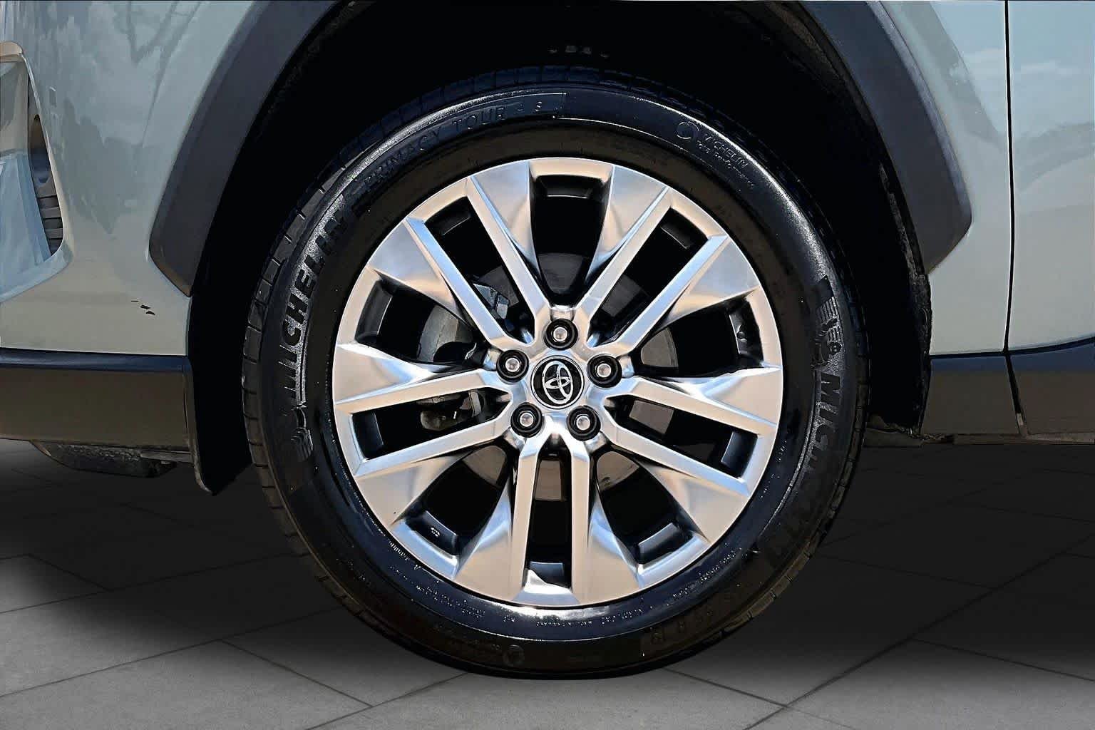 Used 2020 Lunar Rock Toyota XLE Premium image 11