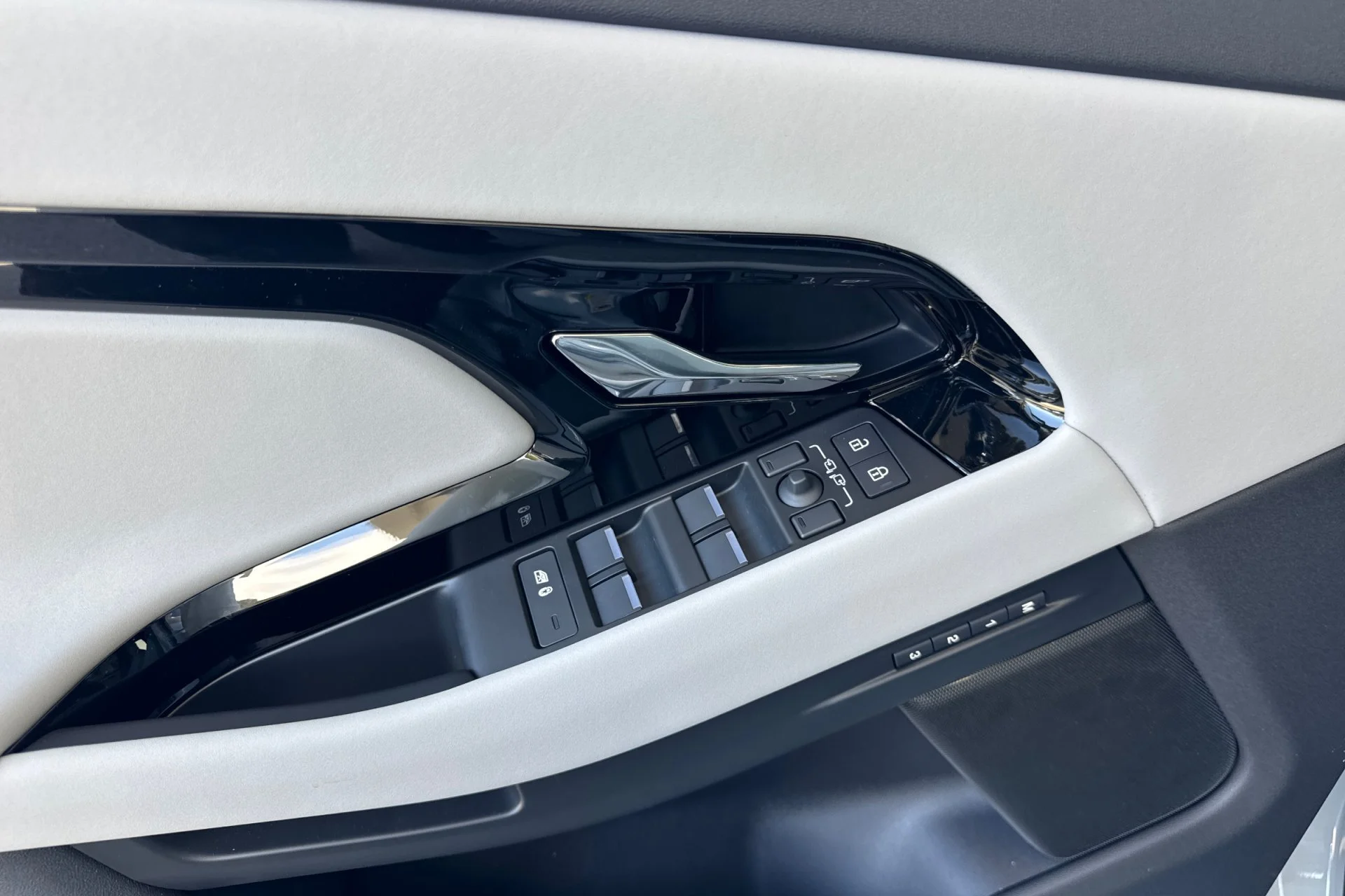 New 2026 ARROIOS GREY Land Rover Core S image 14