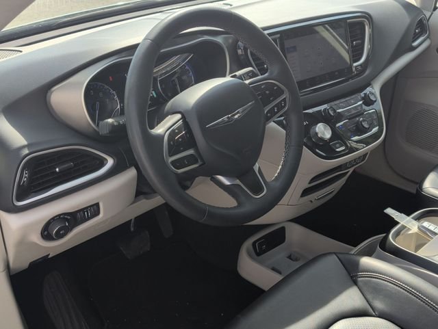 Used 2024 Silver Chrysler Touring L image 12