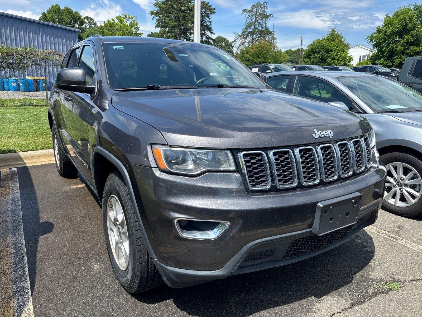 Used 2017 Granite Crystal Metallic Clearcoat Jeep Laredo image 7