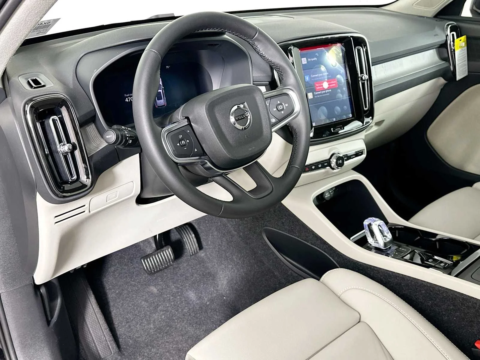 2025 Volvo XC40 Plus - Photo 9