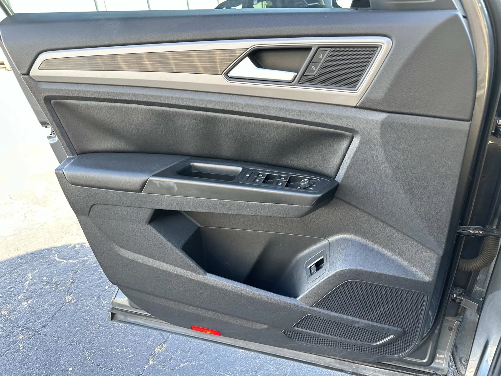 Used 2019 Gray Volkswagen 2.0T SE w/Technology image 13