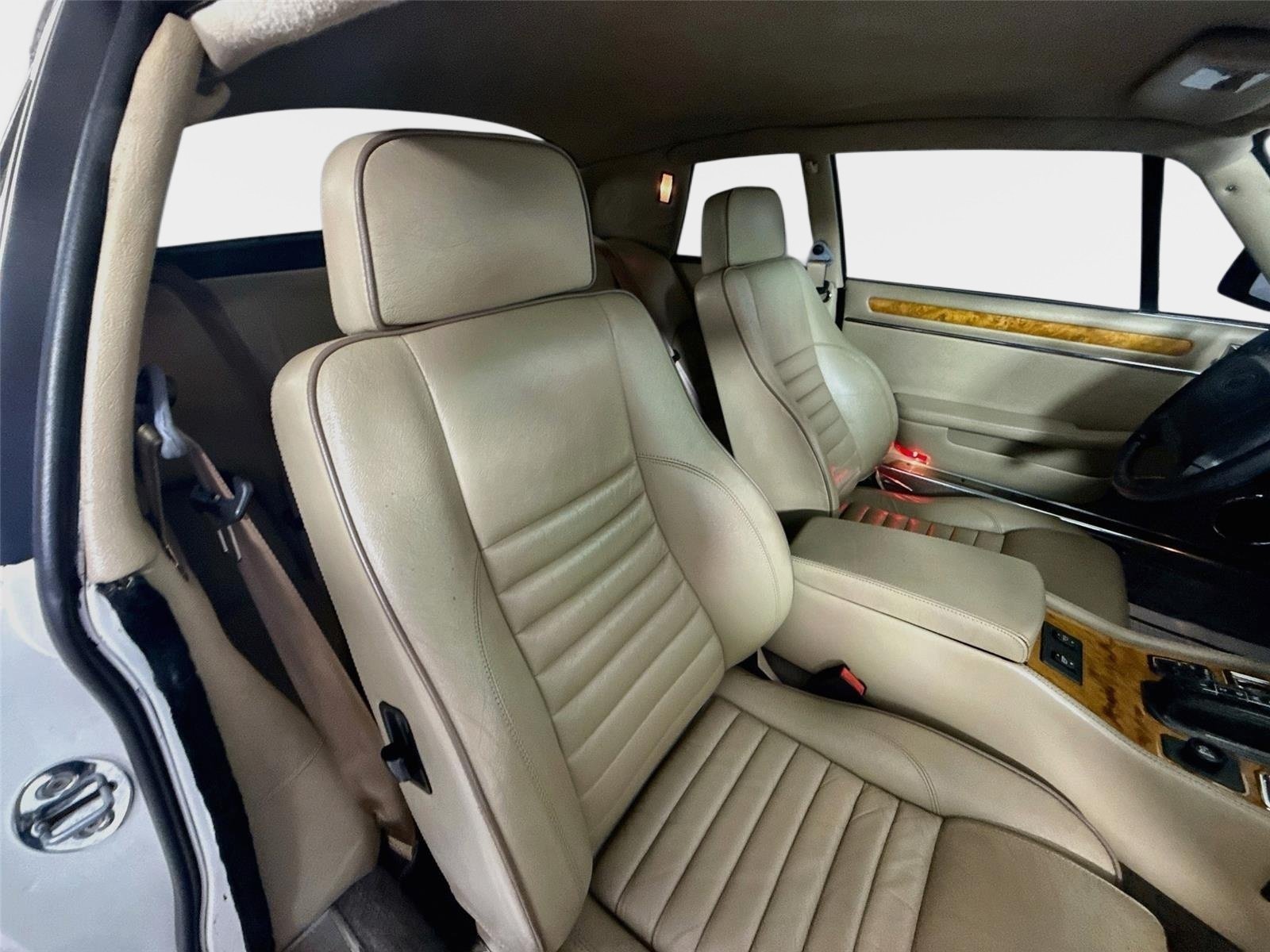 Used 1991 White Jaguar V12 image 22