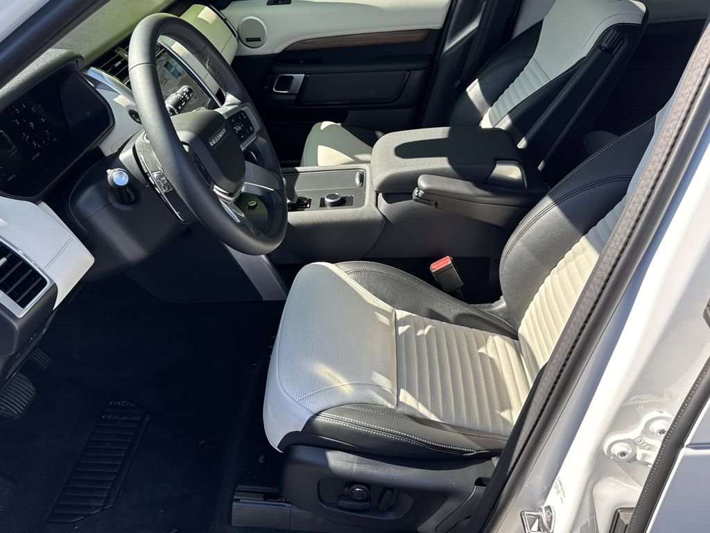 Used 2025 White Land Rover S image 9