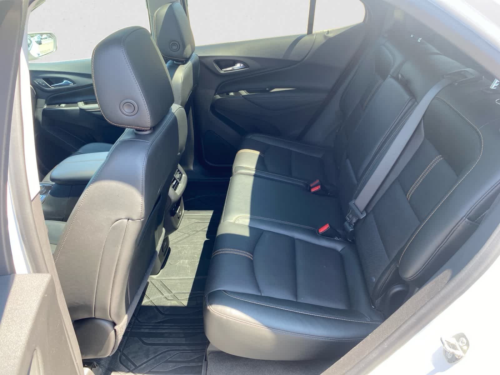 Used 2022 Iridescent Pearl Tricoat Chevrolet Premier image 19