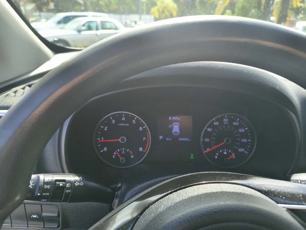 Used 2022  Kia LX image 9