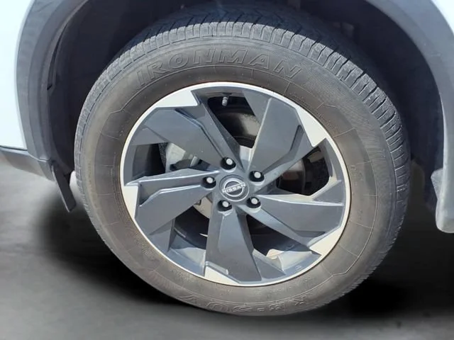 Used 2024  Nissan SV image 18