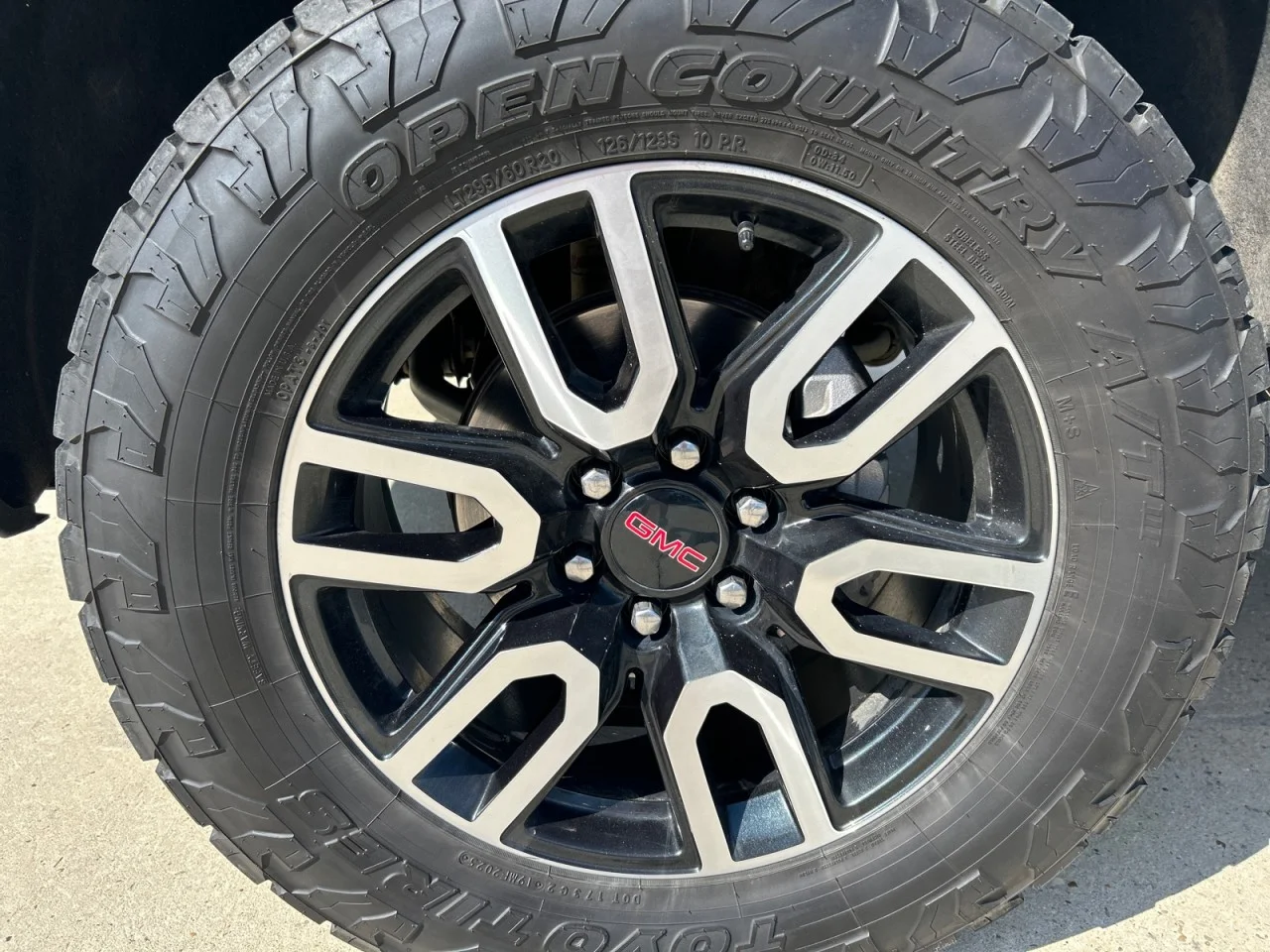Used 2025 Summit White GMC AT4 image 9