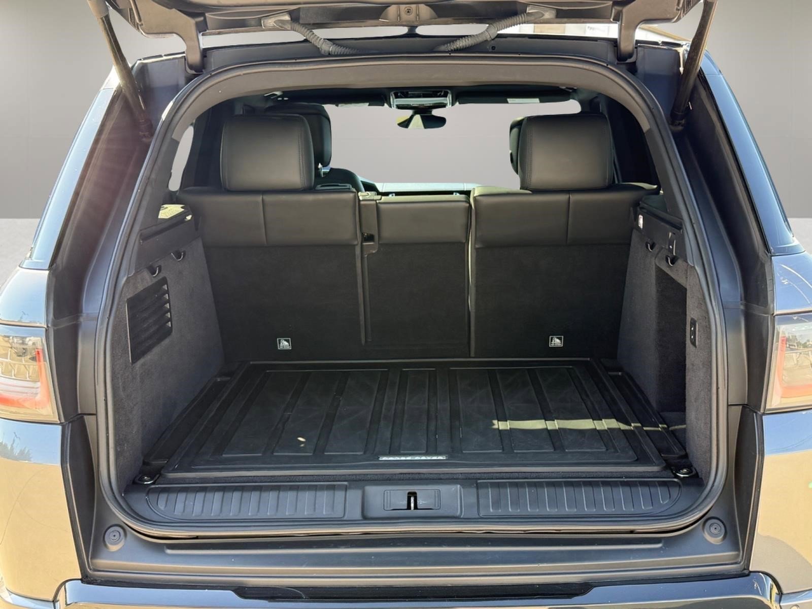 Used 2019  Land Rover Dynamic image 17
