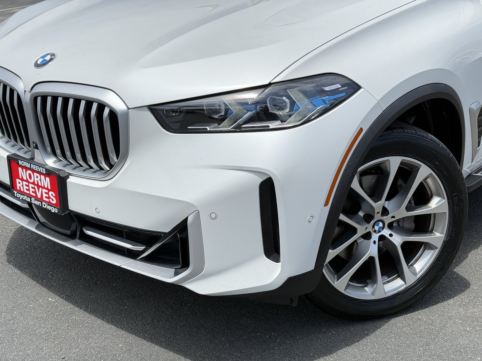 Used 2024 White Metallic BMW sDrive40i image 4