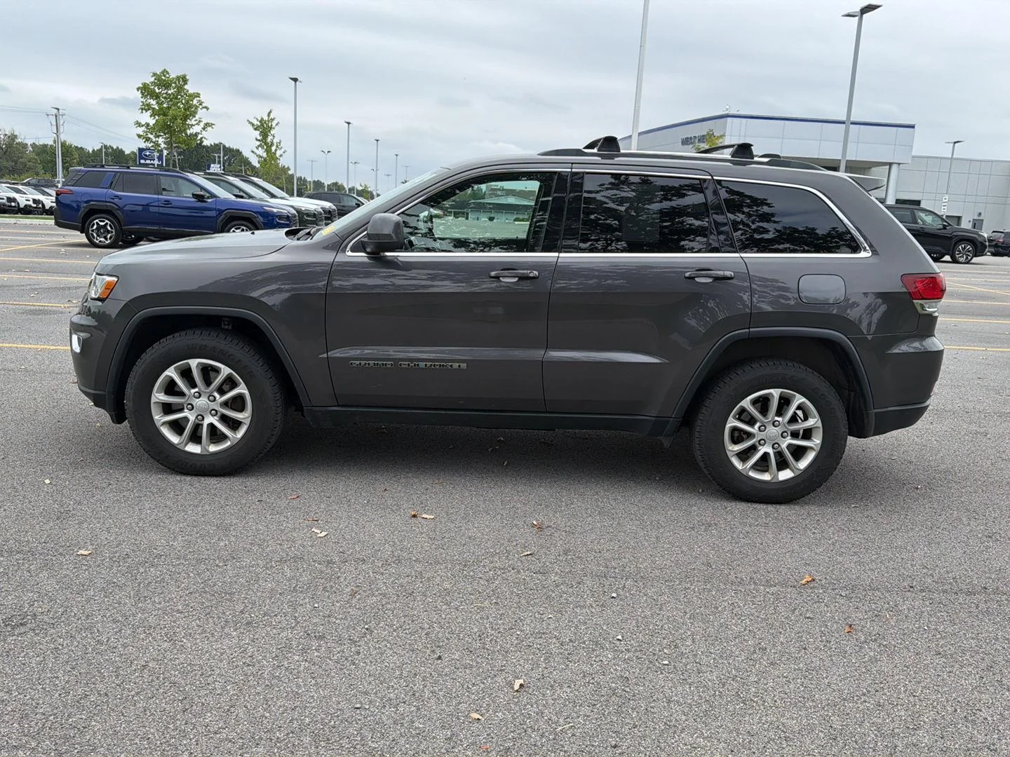 Used 2021 Granite Crystal Metallic Clearcoat Jeep Laredo E image 6