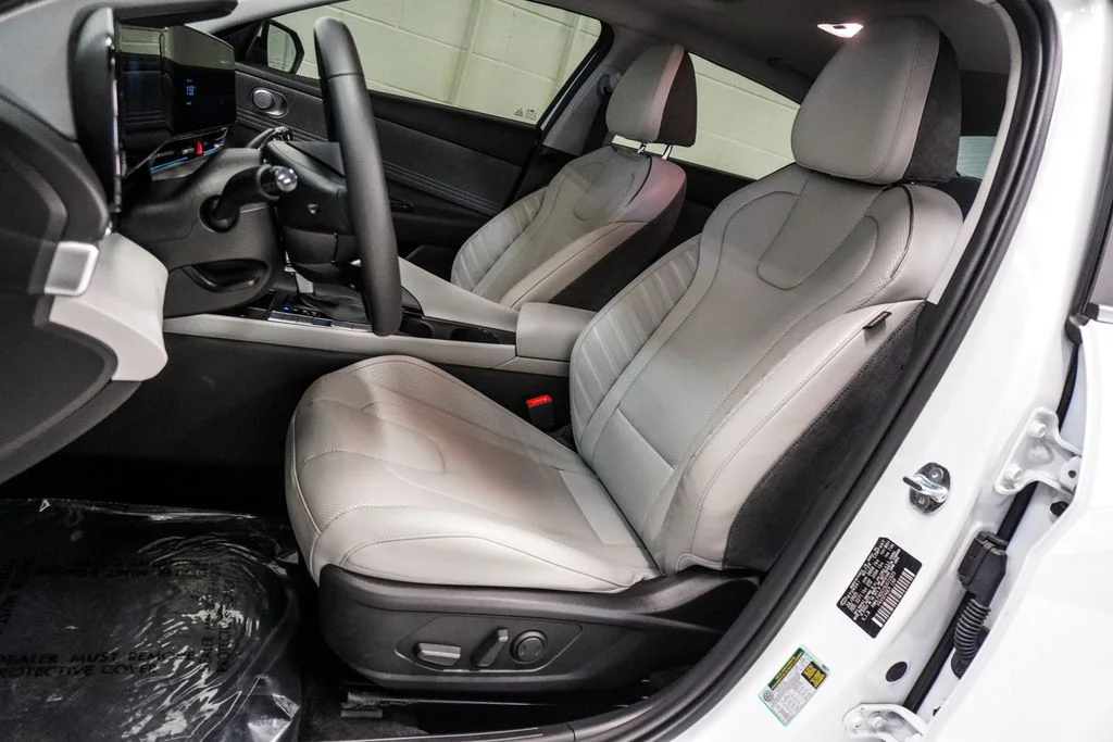 Used 2025 White Hyundai Limited image 6