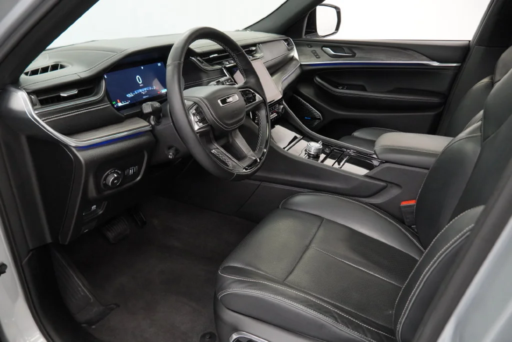 Used 2021 Silver Jeep Overland image 19
