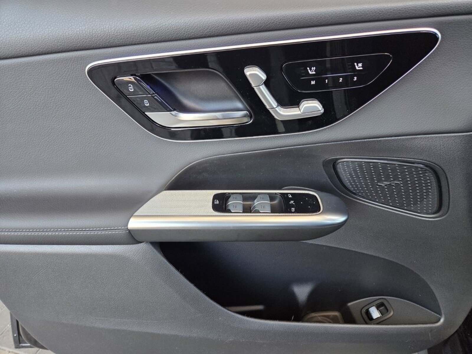 New 2026 Graphite Grey Metallic Mercedes-Benz GLC 300 SUV image 21