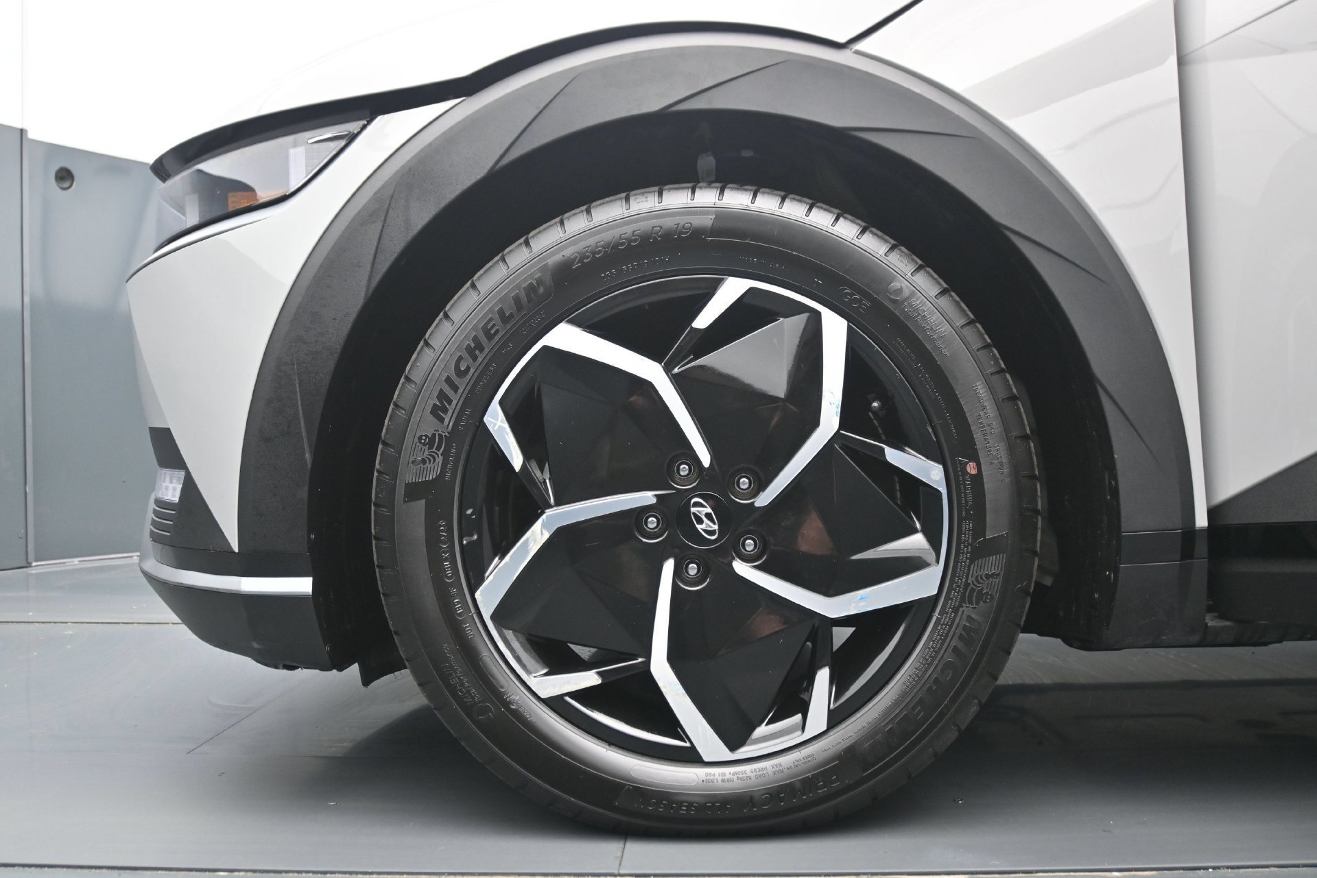 Used 2024 Cyber Gray Hyundai SEL AWD image 32