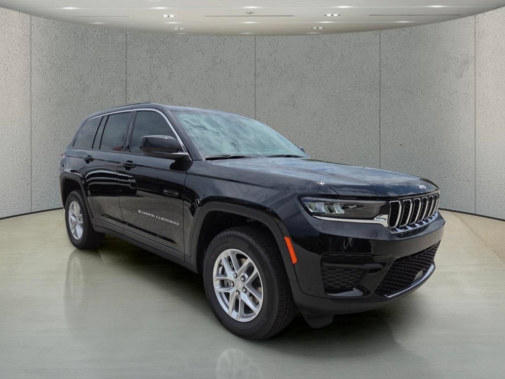 New 2026 Diamond Black Crystal Pearl-Coat Exterior Paint Jeep Laredo image 13