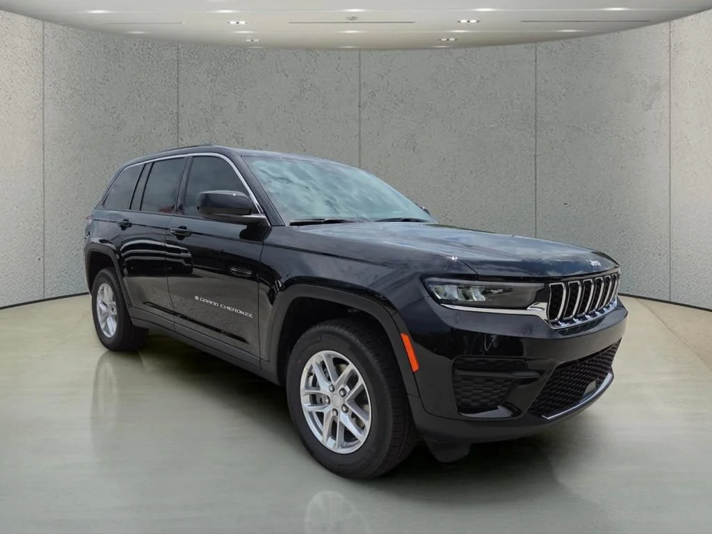 New 2026 Diamond Black Crystal Pearl-Coat Exterior Paint Jeep Laredo image 13