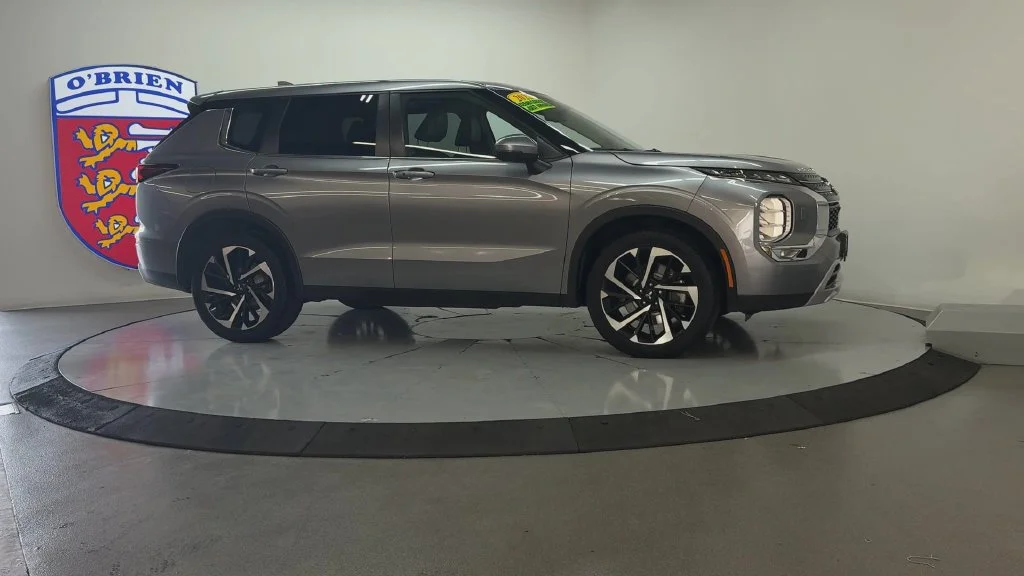 Used 2022 Mercury Gray Metallic Mitsubishi SE image 3