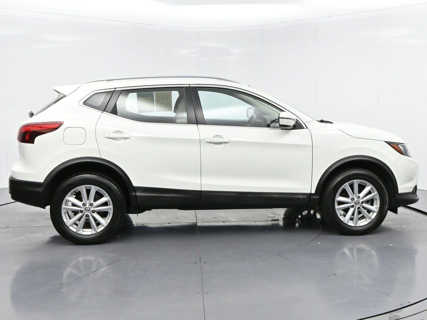 Used 2017 Glacier White Nissan SV image 8