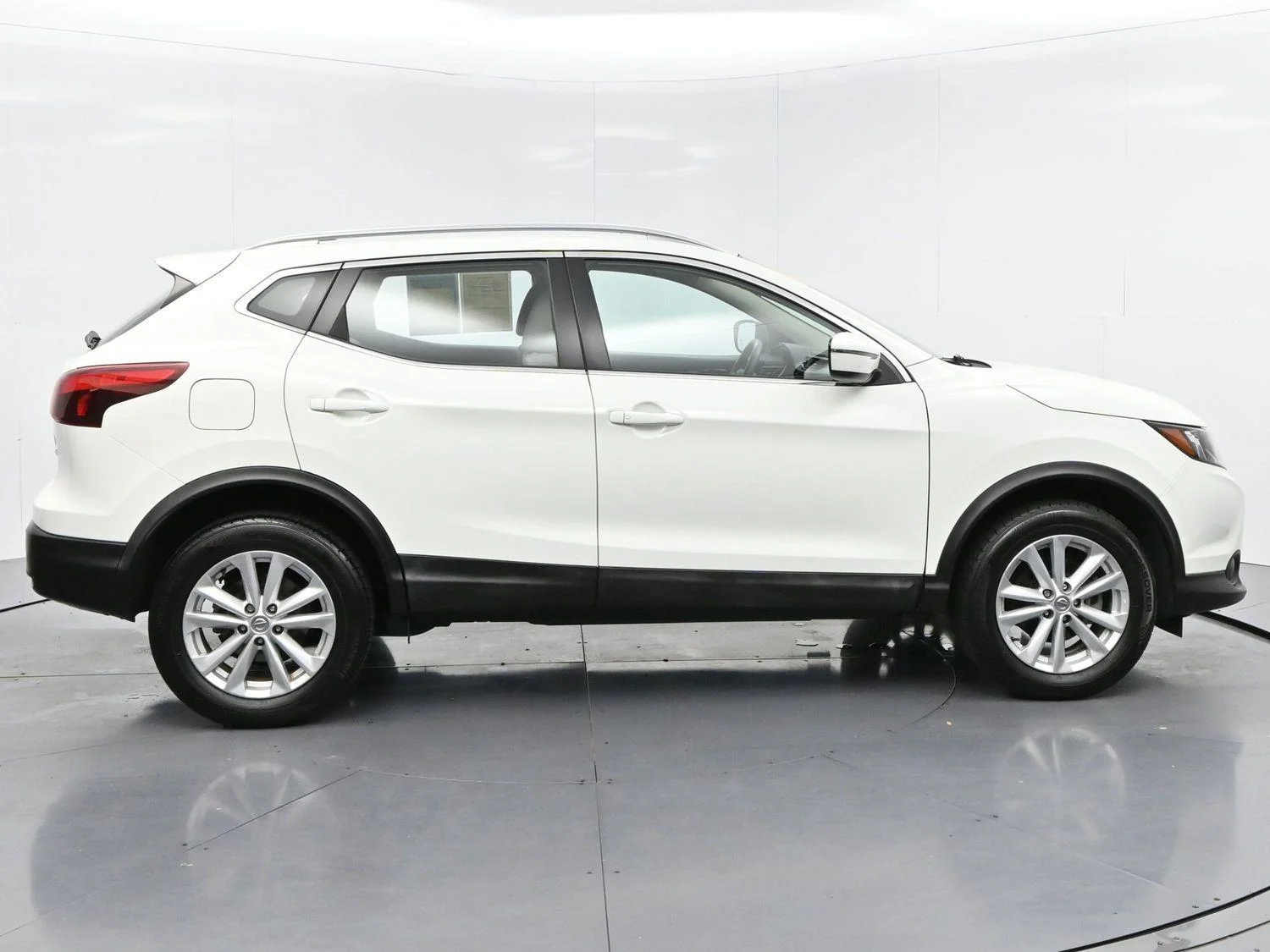 Used 2017 Glacier White Nissan SV image 8