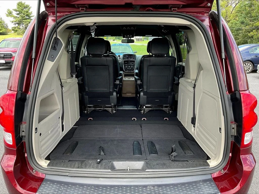 Used 2019 Red Dodge SXT image 8