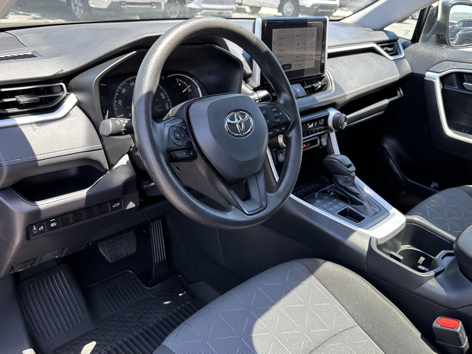 2025 Toyota RAV4 XLE - Photo 27