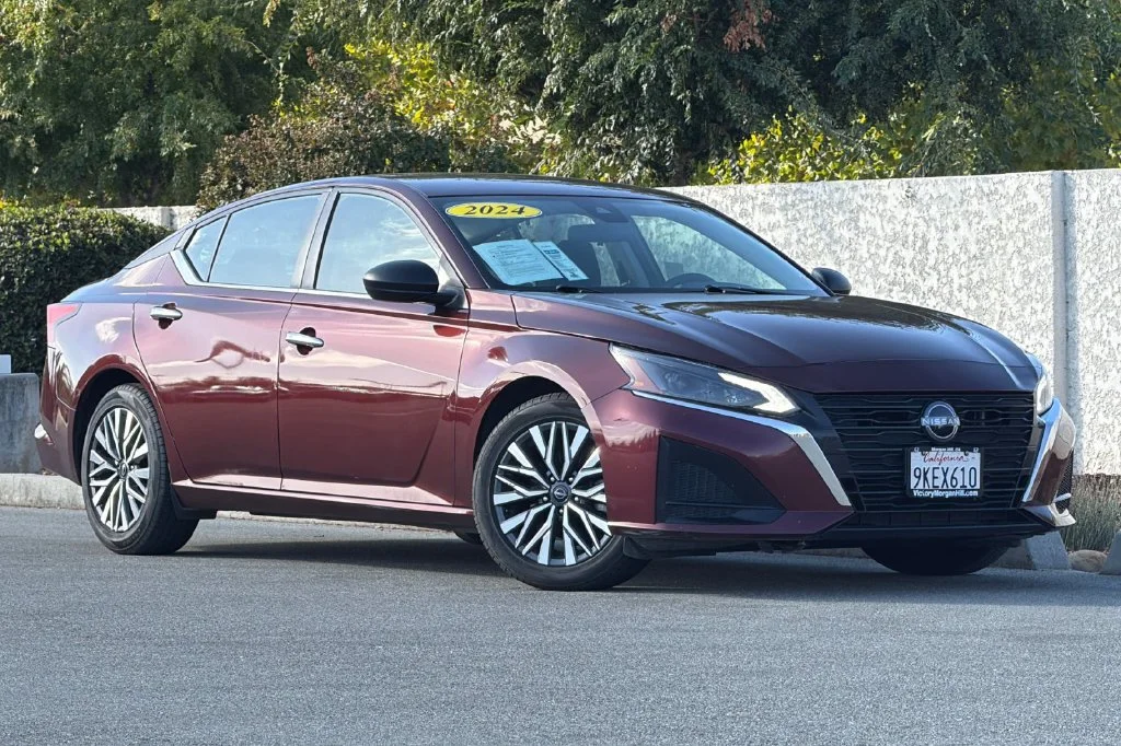 Used 2024 Garnet Pearl Metallic Nissan 2.5 SV image 2