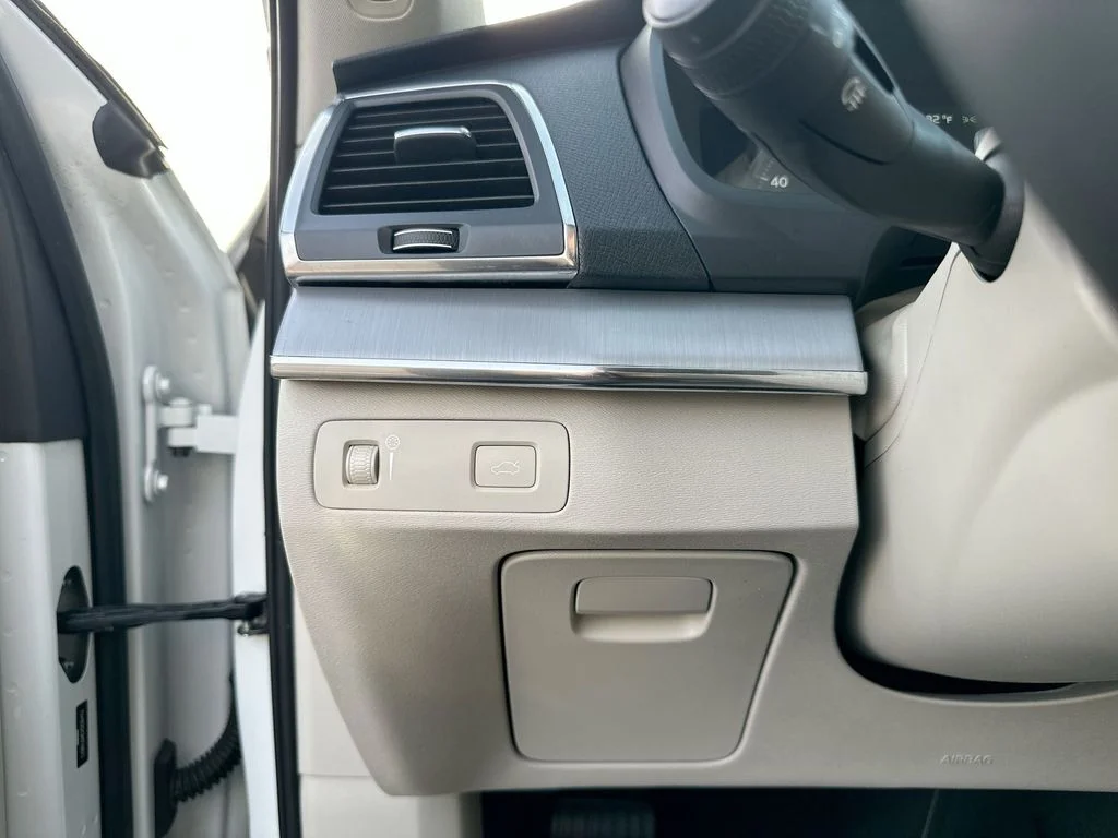 Used 2021 White Volvo T5 Momentum image 7