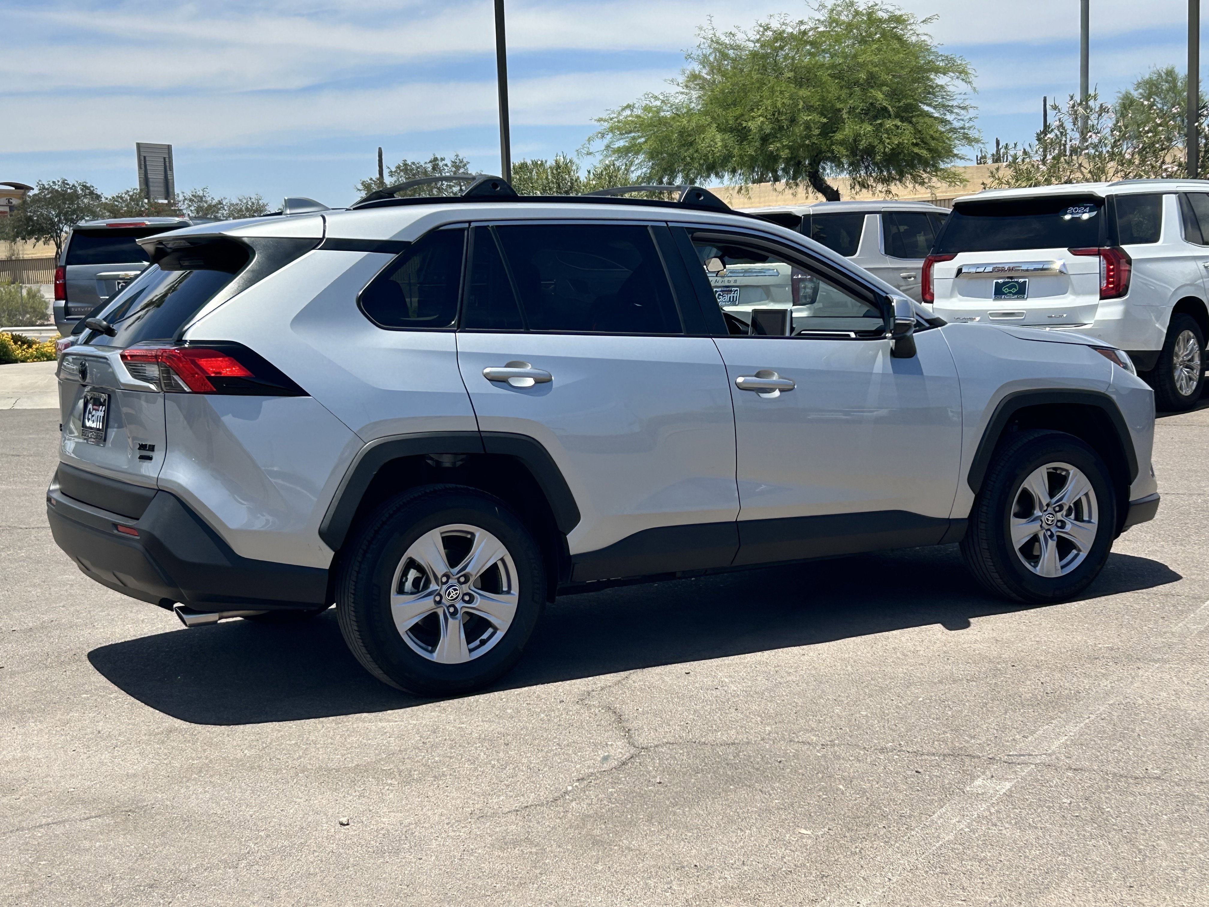 2025 Toyota RAV4 XLE - Photo 5