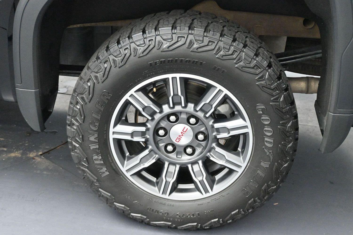 Used 2024 Onyx Black GMC AT4 image 39