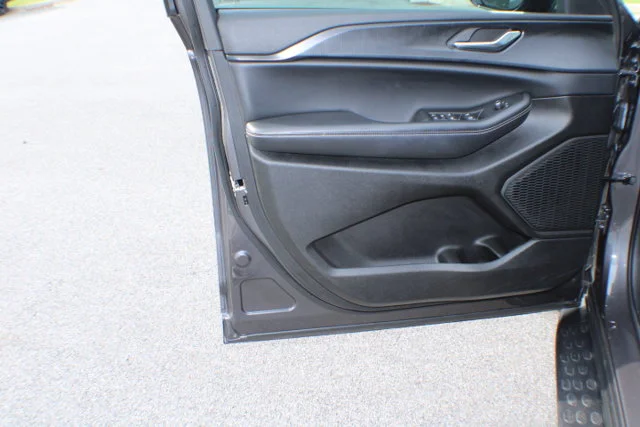 Used 2024 Baltic Gray Metallic Clearcoat Jeep Altitude X image 6