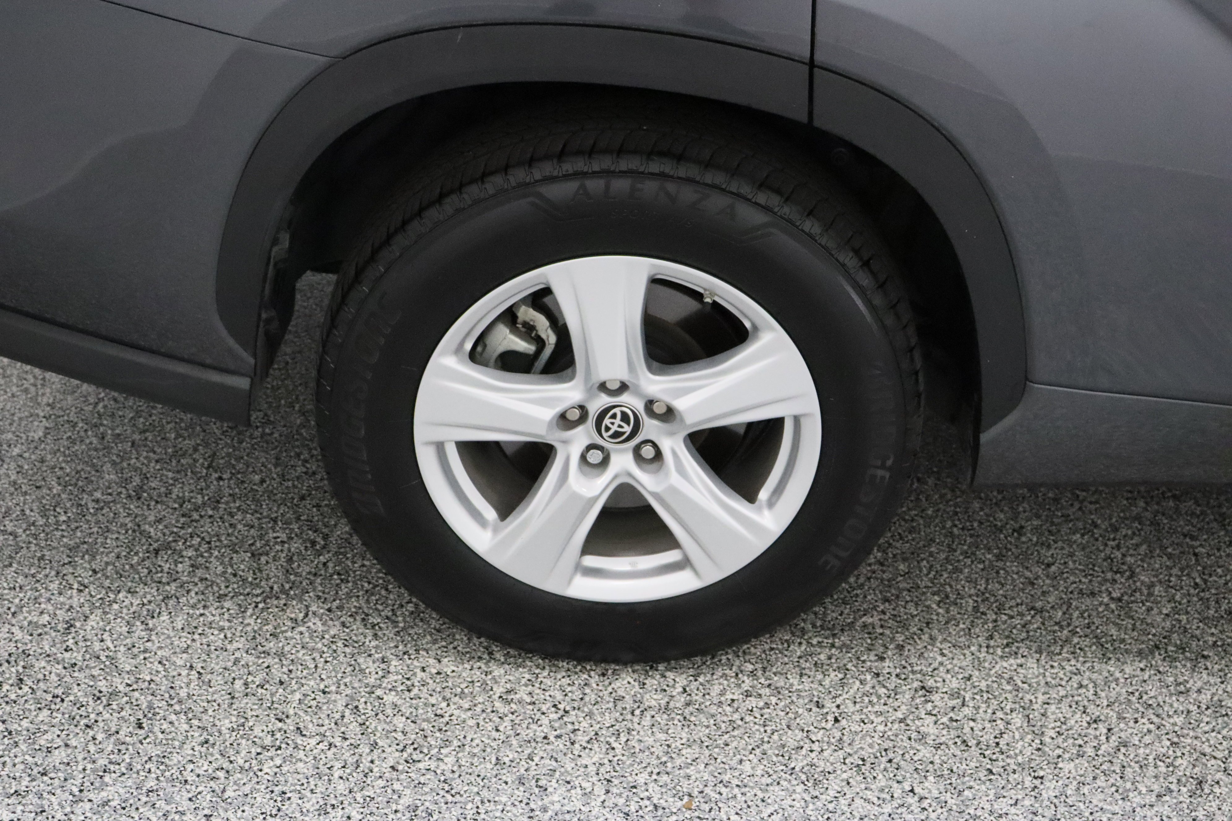 2025 Toyota Highlander LE - Photo 6