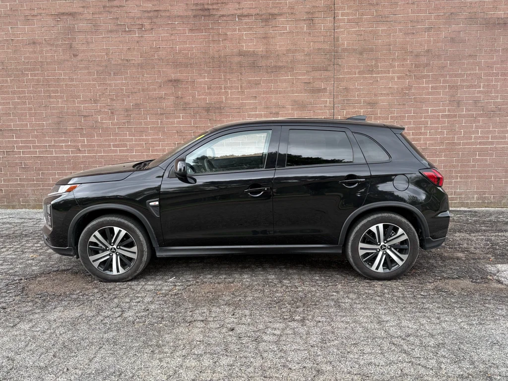Used 2025 Labrador Black Pearl Mitsubishi ES image 2