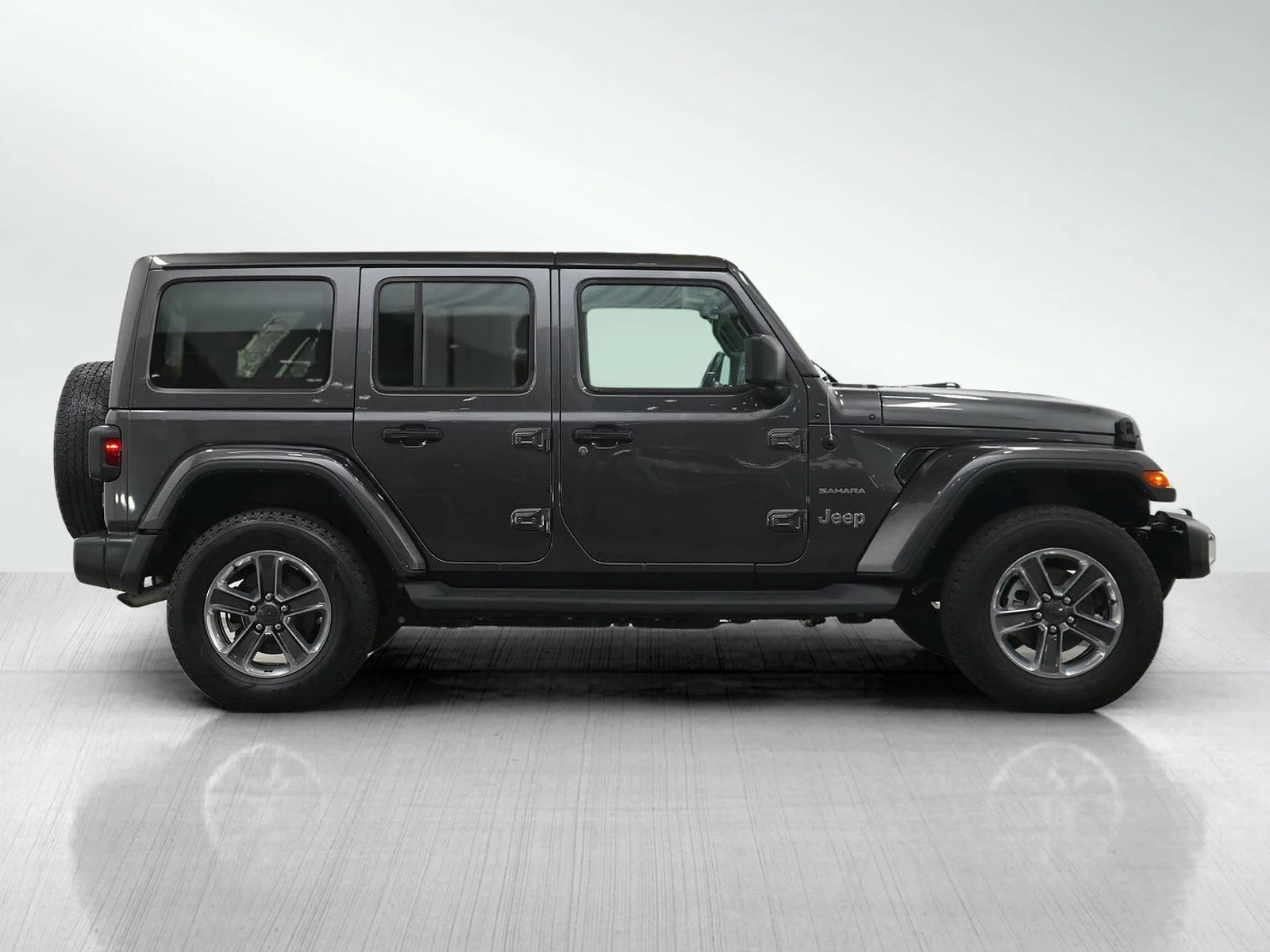 Used 2022 Granite Crystal Metallic Clearcoat Jeep Unlimited Sahara image 6