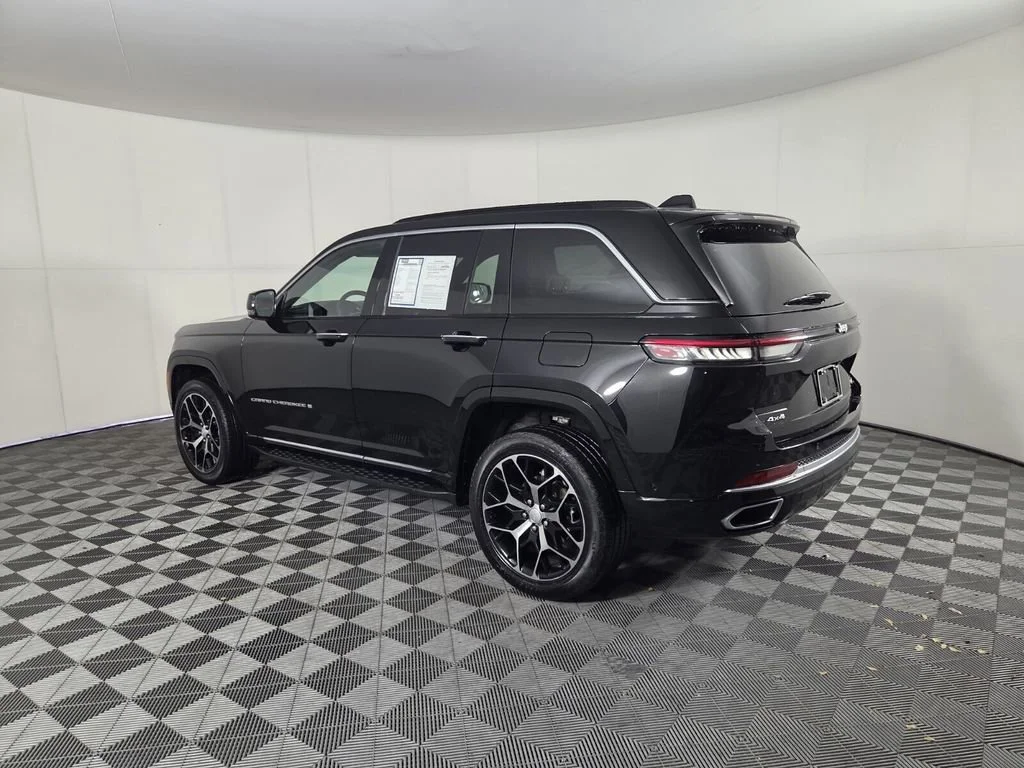 Used 2024 Diamond Black Crystal Pearlcoat Jeep Summit Reserve image 8