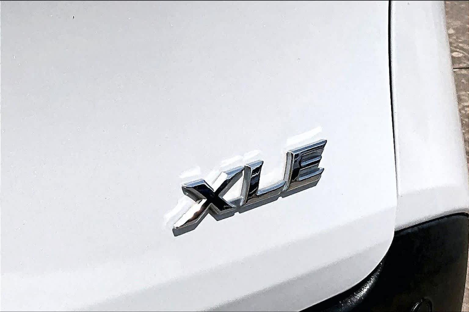 Used 2025 Wind Chill Pearl Toyota XLE image 10