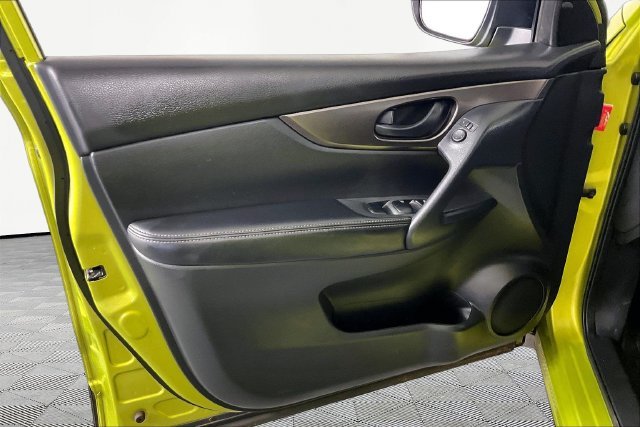 Used 2020 Green Nissan S image 9