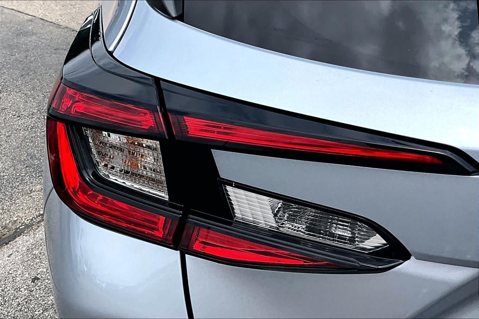 Used 2025 Ice Silver Metallic Subaru Limited image 29