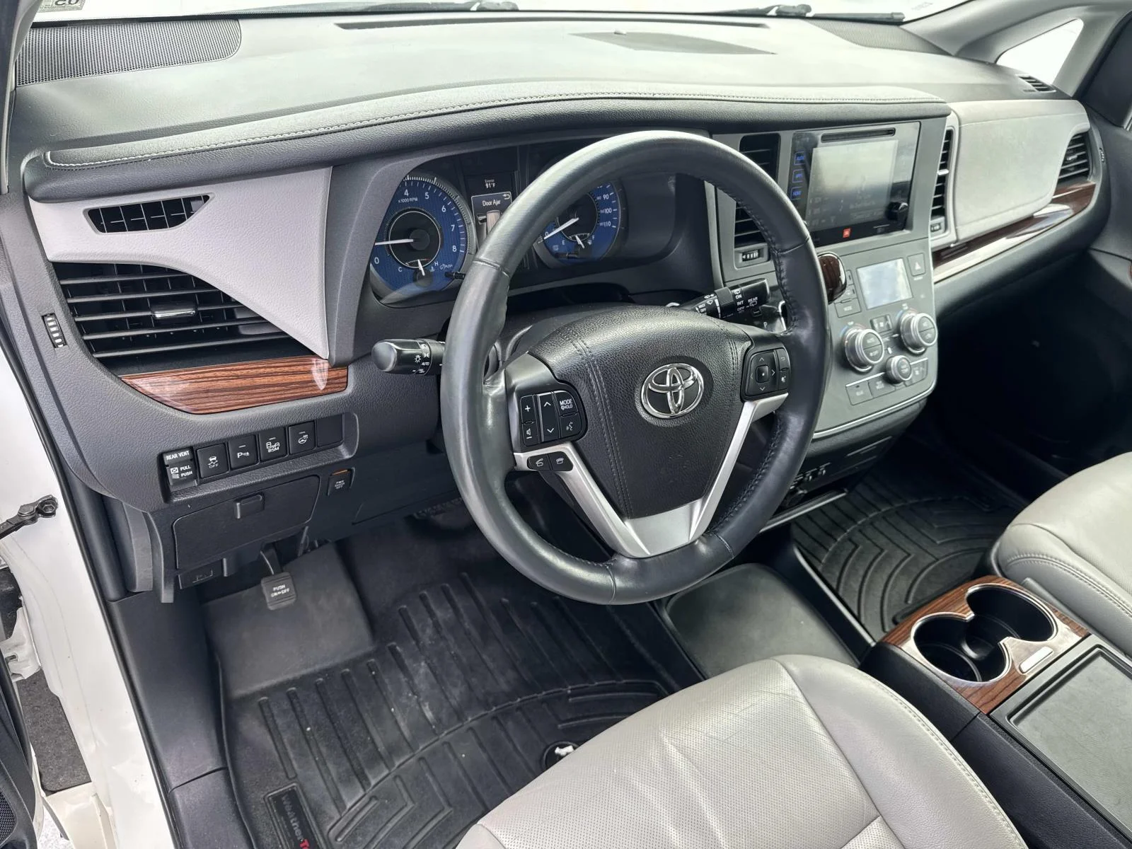 Used 2017 Blizzard Pearl Toyota Limited 7-Passenger image 18