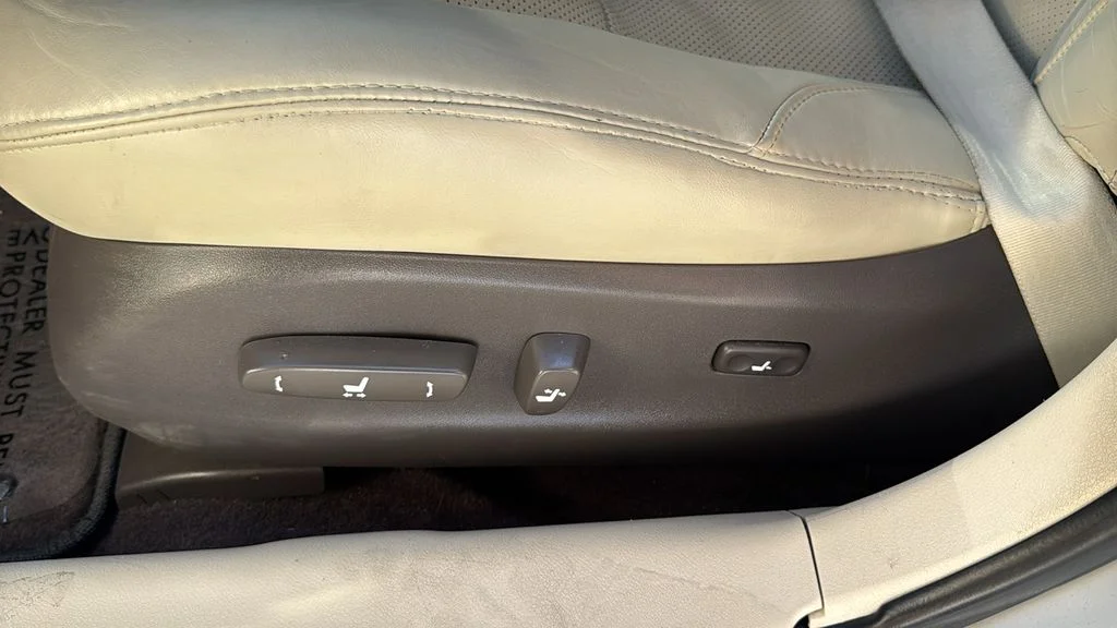 Used 2011 White Lexus 250 image 18
