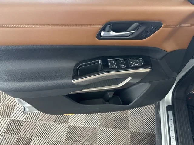Used 2022 Silver Nissan Platinum image 22