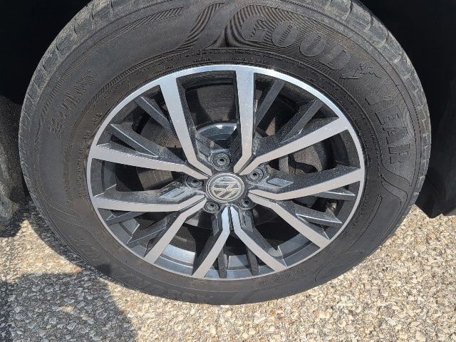 Used 2020 Gray Volkswagen 2.0T SE image 22