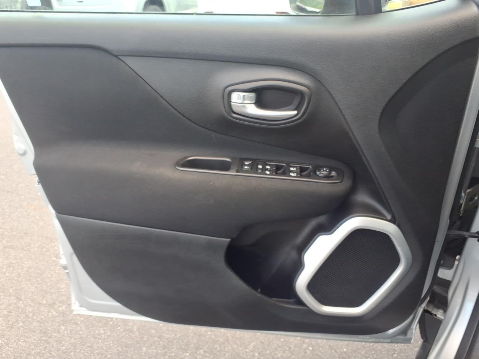 Used 2019 Glacier Metallic Clearcoat Jeep Latitude image 28