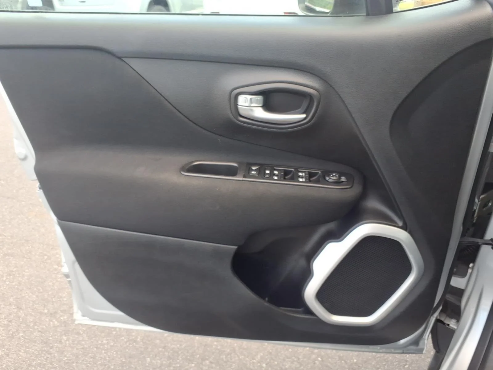 Used 2019 Glacier Metallic Clearcoat Jeep Latitude image 28